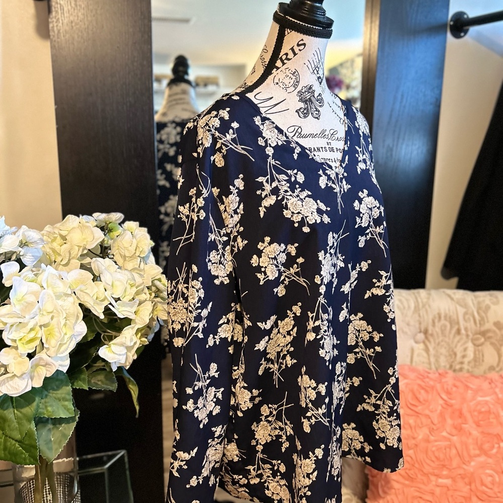 Absolutely BEAUTIFUL dark blue long sleeve blouse With white flowers , size XXL